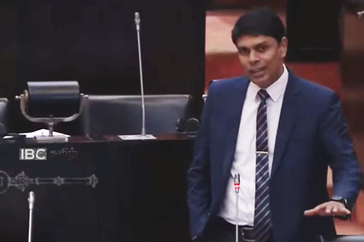 இனப்படுகொலையாளி மகிந்தவின் மேடையில் அர்ச்சுனா! நாமலுக்கு ஒத்துழைப்பு என்ற கருத்தோடு வழங்கிய விளக்கம் | Archchuna Cooperates With Mahinda And Namal