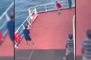 கப்பலில் கிரிக்கெட் விளையாடும் ஆண்கள்: பந்து கடலில் விழுவதைத் தடுக்க அதிபுத்திசாலித்தனமான செயல்