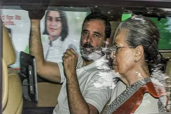 அவசரமாக தரையிறக்கப்பட்ட சோனியா காந்தி, ராகுல் காந்தி சென்ற விமானம்! | Sonia Gandhi Rahul Gandhi Flight Emergency Landing