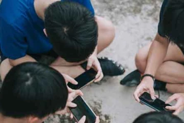 ළමුන් සඳහා දුරකථන භාවිතය දැඩි ලෙස නියාමනය කරයි