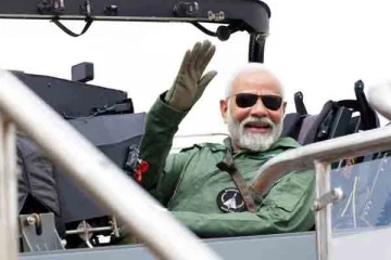 அதிவேக போர் விமானத்தில் பயணத்தை மேற்கொண்ட மோடி :வைரலாகும் காணொளி