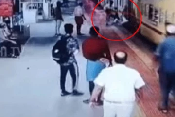 ஓடும் ரயிலில் ஏறிய பயணி - தவறி விழுந்த நொடிப்பொழுதில் போலீசார் செய்த சம்பவம்!