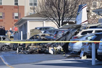 வாகன தரிப்பிடத்தில் விழுந்து நொறுங்கிய விமானம்