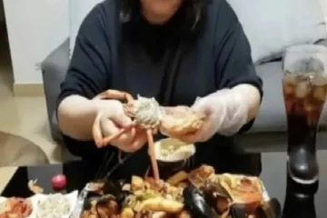 10 கிலோ உணவு சேலஞ்ச்; 120 கிலோ எடை - லைவ்வில் பிரபல யூடியூபர் வயிறு சிதைந்து பலி!