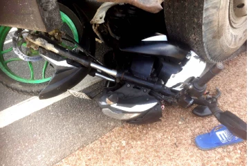 யாழ். செம்மணி சந்தியில் விபத்து : இருவர் படுகாயம் (Photos)