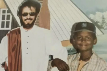 இந்த புகைப்படத்தில் ரஜினியின் போஸ்டர் பக்கத்தில் இருக்கும் நடிகர் யார் தெரியுமா.. இதோ பாருங்க