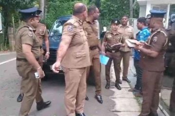 மோட்டார் சைக்கிளில் வந்தவர்கள் துப்பாக்கிச் சூடு