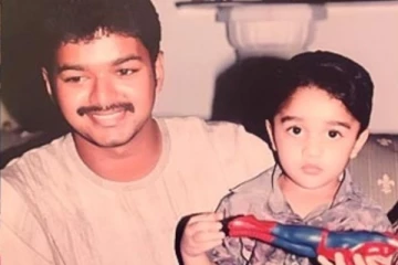 நடிகர் விஜய்யின் மடியில் அமர்ந்திருக்கும் இந்த சிறுவன் யார் தெரியுமா.. பிரபல நடிகையின் மகனா