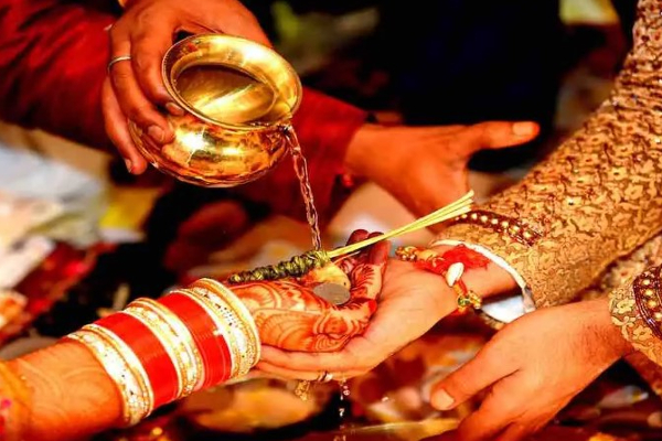 முதலில் சேர்ந்து வாழ்ந்தால் தான் அடுத்து கல்யாணம் - ஆச்சர்யமா இருக்கே..! | Live In Relaion Mandatory Marriage Chhattisgarh