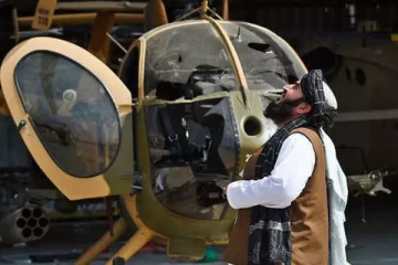 விளையாட்டுப் பொருளாக மாறிய அமெரிக்க போர் விமானம் - தாலிபான்கள் அட்டகாசம்