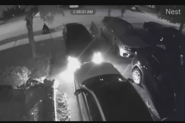 கனடாவில் காரைத் திருட முயன்ற திருடர்களில் ஒருவரை மடக்கிப் பிடித்த இளைஞர்