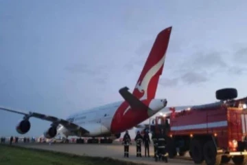 சிங்கப்பூரில் இருந்து லண்டன் நோக்கி புறப்பட்ட விமானம் அவசரமாக தரையிக்கம்!