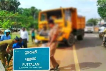 புத்தளம் -அனுராதபுரம் வீதியில் கனரக வாகனம் கவிழ்ந்து விபத்து