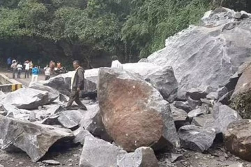 சரிந்து விழுந்த ராட்சத பாறை - வெடிவைத்து அகற்றிய அதிகாரிகள்