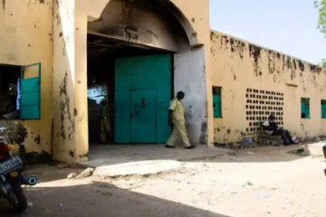 சிறையின் மீது வெடிகுண்டு வீசி பயங்கரவாதிகள் தாக்குதல்! 600 கைதிகள் தப்பியோட்டம்.. வீடியோ