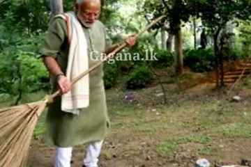 කුණු එකතු කරන ඉන්දීය අගමැති. (PHOTOS)