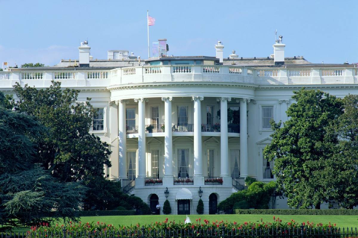 வெள்ளை மாளிகை அருகே துப்பாக்கிச்சூடு? அமெரிக்க அதிகாரிகள் தீவிர விசாரணை | Shooting In The Park Near The White House