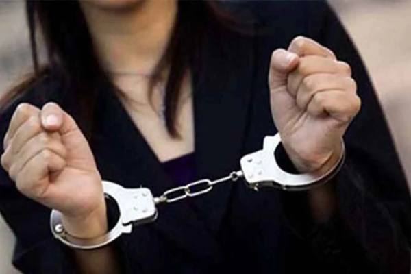 போலி துப்பாக்கியுடன் நீதிமன்றத்திற்குள் நுழைந்த பெண்ணால் பரபரப்பு | Woman Remanded For Entering Court With Fake Pistol போலி துப்பாக்கியுடன் நீதிமன்றத்திற்குள் நுழைந்த பெண்ணால் பரபரப்பு | Woman Remanded For Entering Court With Fake Pistol