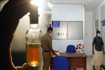 பொலிஸ் தலைமையகத்தில் விஷமருந்திய பெண்ணால் பரபரப்பு