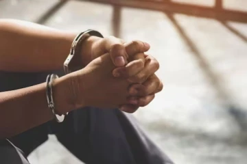 மதம் மாற்றி காதல்: தங்கையை கழுத்தை துண்டித்து கொலை செய்த அண்ணன்