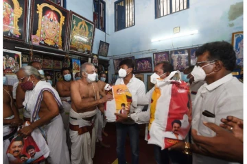 கோயில் குருக்கள்களுக்கு நிவாரண பொருட்களை வழங்கிய உதயநிதி ஸ்டாலின்..