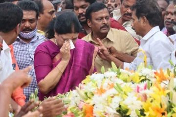 நான்கரை ஆண்டுகளுக்கு பிறகு ஜெயலலிதா நினைவிடத்தில் கண்ணீர் மல்க மரியாதை செலுத்திய சசிகலா!