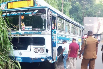 பயணித்துக் கொண்டிருந்த பேருந்தில் ஏற்பட்ட விபரீதம் - வெளியில் வீசப்பட்ட சாரதி