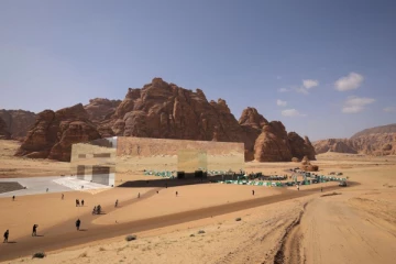 பாலைவனத்தின் நடுவே கண்ணாடியால் கட்டப்பட்ட சொகுசு கட்டிடம்!