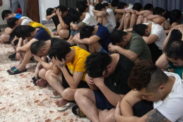 கொழும்பில் பெரும் மோசடியில் ஈடுபட்ட16 சீனர்கள் ; பொலிஸார் அதிரடி | 16 Chinese Arrested Pyramid Fraud In Colombo கொழும்பில் பெரும் மோசடியில் ஈடுபட்ட16 சீனர்கள் ; பொலிஸார் அதிரடி | 16 Chinese Arrested Pyramid Fraud In Colombo