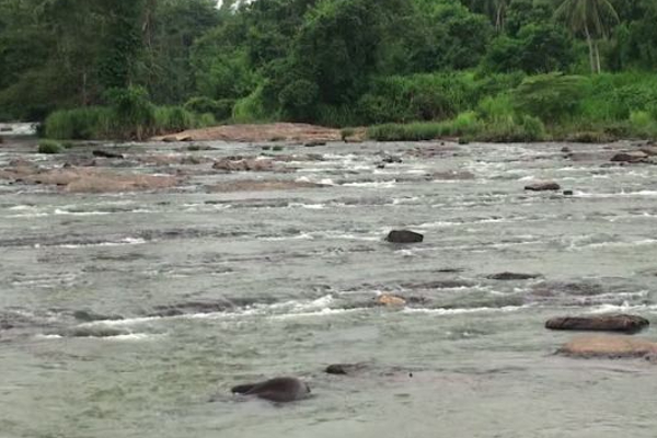 கணவர் வெளிநாட்டில், இரு குழந்தைகளுடன் தாய் எடுத்த விபரீத முடிவு ; தீவிரமடையும் தேடுதல் | Mother Makes A Tragic Decision With Her Children