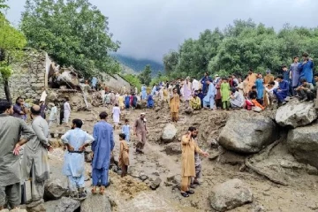 வெள்ளத்தில் சிக்கி 320 பேர் பலி - மக்களை மீட்க திணறும் அரசு!