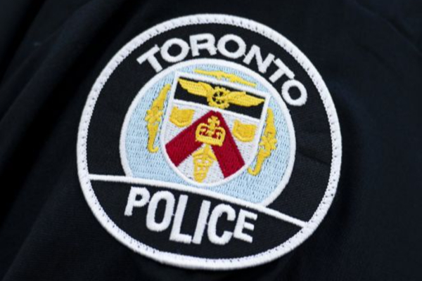 டொராண்டோ நகரில் குடியேற்ற எதிர்ப்பு போராட்டத்தில் மோதல்: 8 பேர் கைது | Toronto Police Arrests Charges Laid Downtown