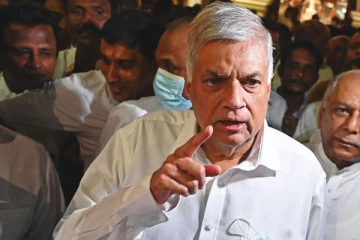 வெளிநாட்டுப் பயணங்களை தவிருங்கள்! அரசியல்வாதிகளிடம் ரணில் வேண்டுகோள்