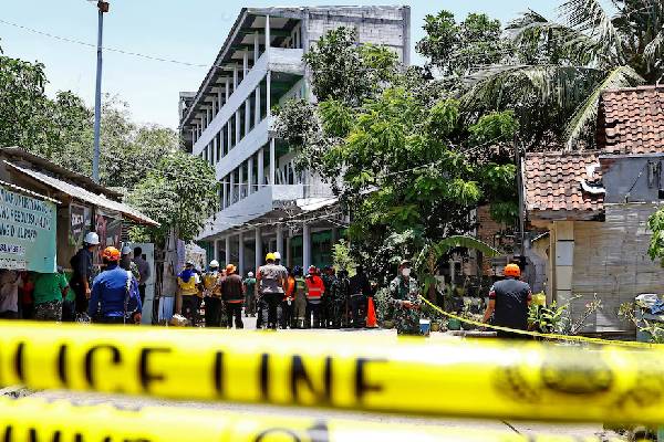 பாடசாலை கட்டிட விபத்தில் இறப்பு எண்ணிக்கை 65 என அதிகரிப்பு | Death Toll Indonesia School Rises