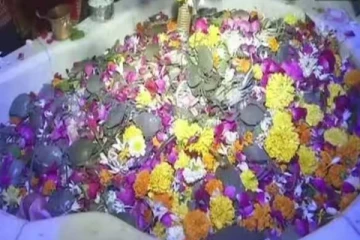 உயிருடன் நண்டுகளை காணிக்கையாக செலுத்தும் மக்கள்! வினோதத்திற்கு பின்னணி காரணம் என்ன?