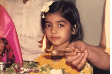 இந்த போட்டோவில் இருப்பது யார் தெரியுமா? தளபதி விஜய்க்கு ஜோடியாக நடித்த டாப் ஹீரோயின் தான்