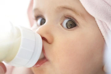 குழந்தை அழுவதை நிறுத்த மதுபானம் கொடுத்த பெண்!