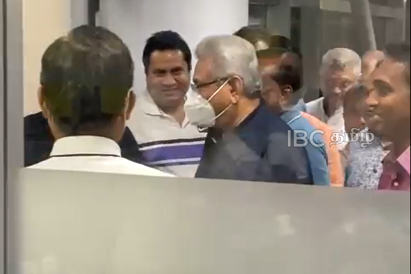 கொமாண்டோ பாதுகாப்பில் கோட்டாபய..! இருக்கும் இடத்தை தேடிச்சென்ற முக்கிய பிரமுகர்கள் (காணொளி) | Sri Lanka Former President Gotabaya Returned Sl
