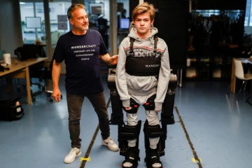 பிரான்சில் நடக்க முடியாத மகனுக்காக தந்தை உருவாக்கிய ரோபோ!