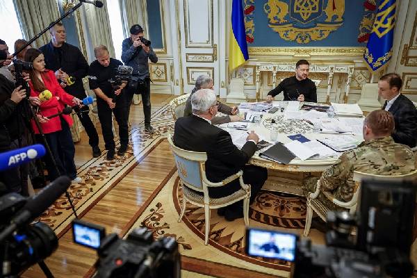 புடின் பயன்படுத்திய ரகசிய ஏவுகணை... 160 ரஷ்ய எண்ணெய், எரிசக்தி வசதிகளைத் தாக்கிய உக்ரைன் | Russia Uses Secret Missile Kyiv Claims