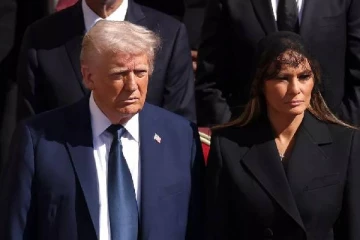 பாப்பரசர் இறுதிச்சடங்கில் இளவரசர் வில்லியம் மற்றும் ட்ரம்ப் நீல நிற உடை அணிந்த காரணம்