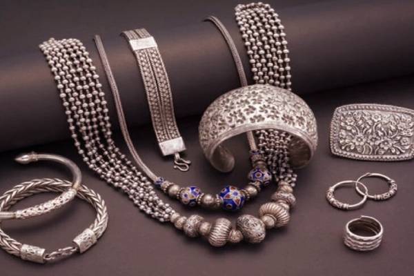 லட்சத்தை விட்டு இறங்கிய தங்கம் விலை - எதிர்கால நிலவரம் என்ன? | Gold Price Today Jan 1 2026