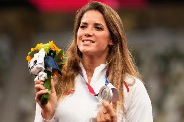 ஒரு குழந்தையின் உயிரைக் காப்பாற்ற ஒலிம்பிக் வெள்ளிப் பதக்கத்தை விற்ற வீராங்கனை! நெகிழ்ச்சியூட்டும் சம்பவம்