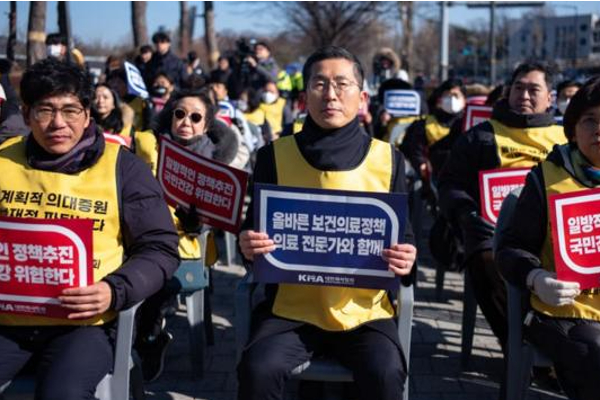 1,600க்கும் அதிகமான பயிற்சி வைத்தியர்கள் இராஜினாமா | More 1 600 Practicing Doctors South Korea Resign