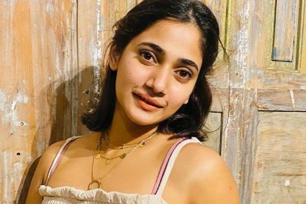 உடலை வில்லாக வளைத்து போஸ் கொடுத்த நடிகை லாஸ்லியா.. அனைவரையும் வியக்கவைத்த புகைப்படம் | Losliya Recent Gym Workout Photo