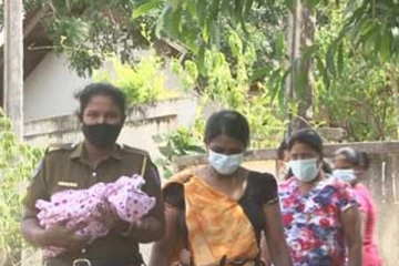 කැලෙන් හමුවූ බිළිඳා පරිවාස බාරයට..!