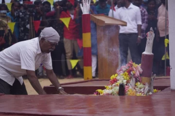 கண்ணீரில் கரைந்த கிளிநொச்சி; உணர்வுபூர்வமாக அனுக்ஷ்டிக்கப்பட்ட  முள்ளிவாய்க்கால் நினைவேந்தல்