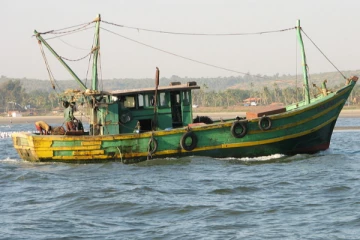 கப்பலுடன் மோதிய மீன்பிடி படகு  : ஒரு மீனவரை காணவில்லை