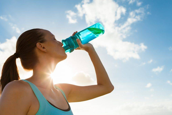 சுட்டெரிக்கும் வெயிலில் இருந்து நம்மளை தற்காத்துகொள்ள என்னென்ன செய்யலாம்? | Ommon Diseases In The Summer Season Eating Foods