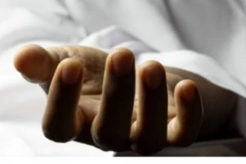 උඩු මහලකින් අවාසනාවන්ත ලෙස පුද්ගලයෙක් ඇදගෙන වැටෙයි.